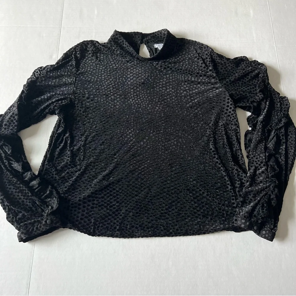 Avec Les Filles Long sleeve ruffle mock neck velvet speckle top black size Med